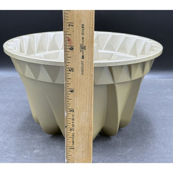 Nordic Ware Kugelhopf Bundt Pan 10 Cup Cake Pan  Bakeware - Picture 8 of 9